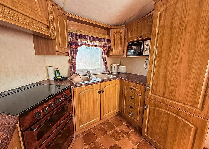 Great 6 Berth Caravan, Perfect For A Beach Holiday In Hunstanton Ref 13007L
