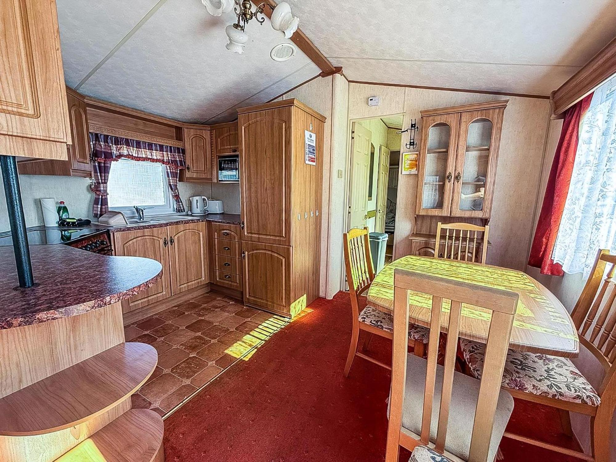 Campsite Great 6 Berth Caravan, Perfect For A In Ref 13007l Hunstanton